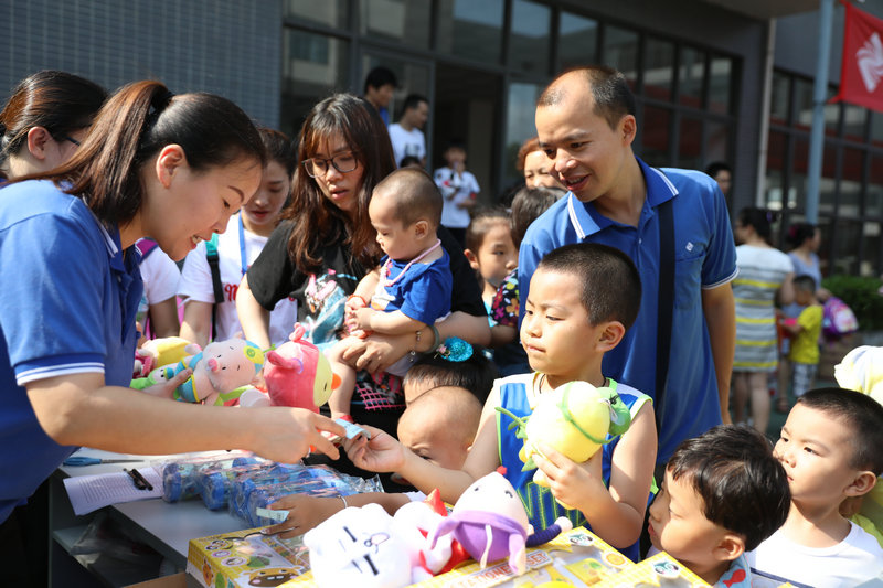 The children receive the gift