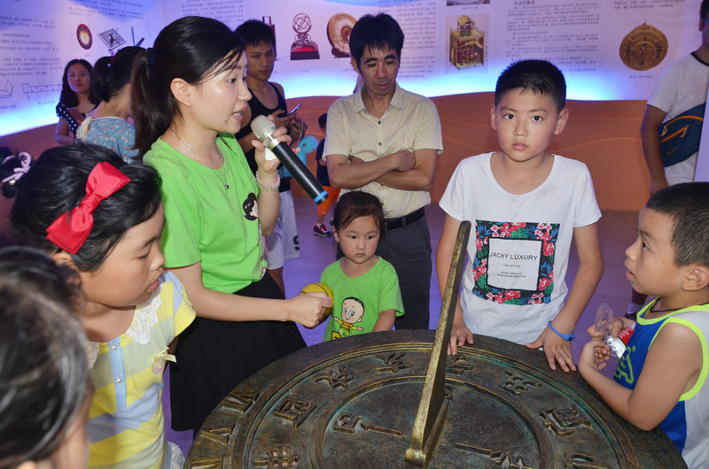 The children visit the exhibition hall